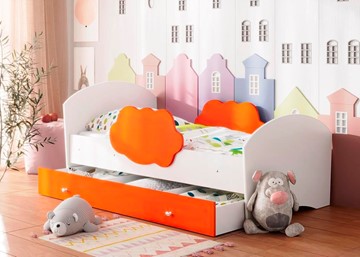 Детская кровать с бортиками Тучка с ящиком, корпус Белый, фасад Оранжевый в Сарапуле