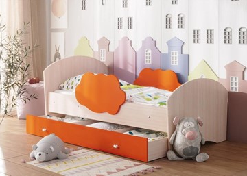 Детская кровать с бортиками Тучка с ящиком, корпус Дуб млечный, фасад Оранжевый в Сарапуле